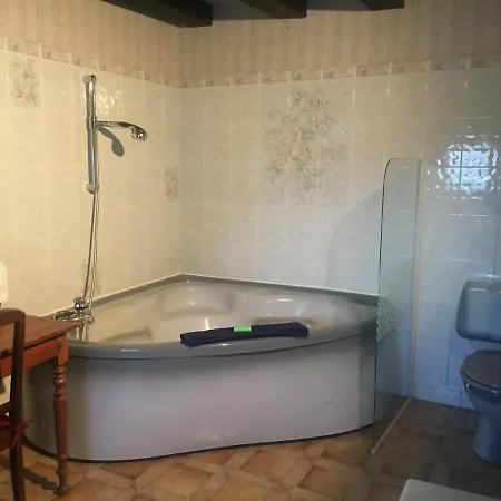 Dom wakacyjny La Croix Des Landes Ou D'hote Avec Piscine A