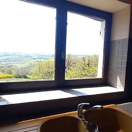 La Croix Des Landes Ou D'hote Avec Piscine A Dom wakacyjny Chouvigny