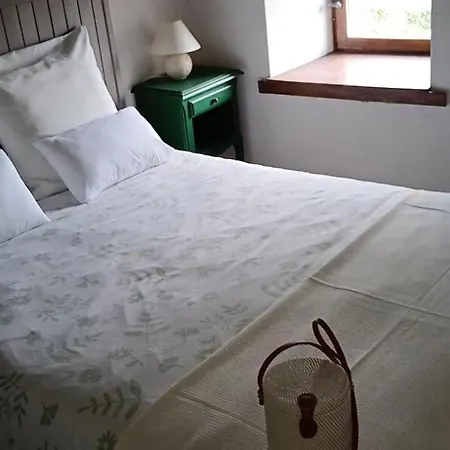 La Croix Des Landes Ou D'hote Avec Piscine A Chouvigny